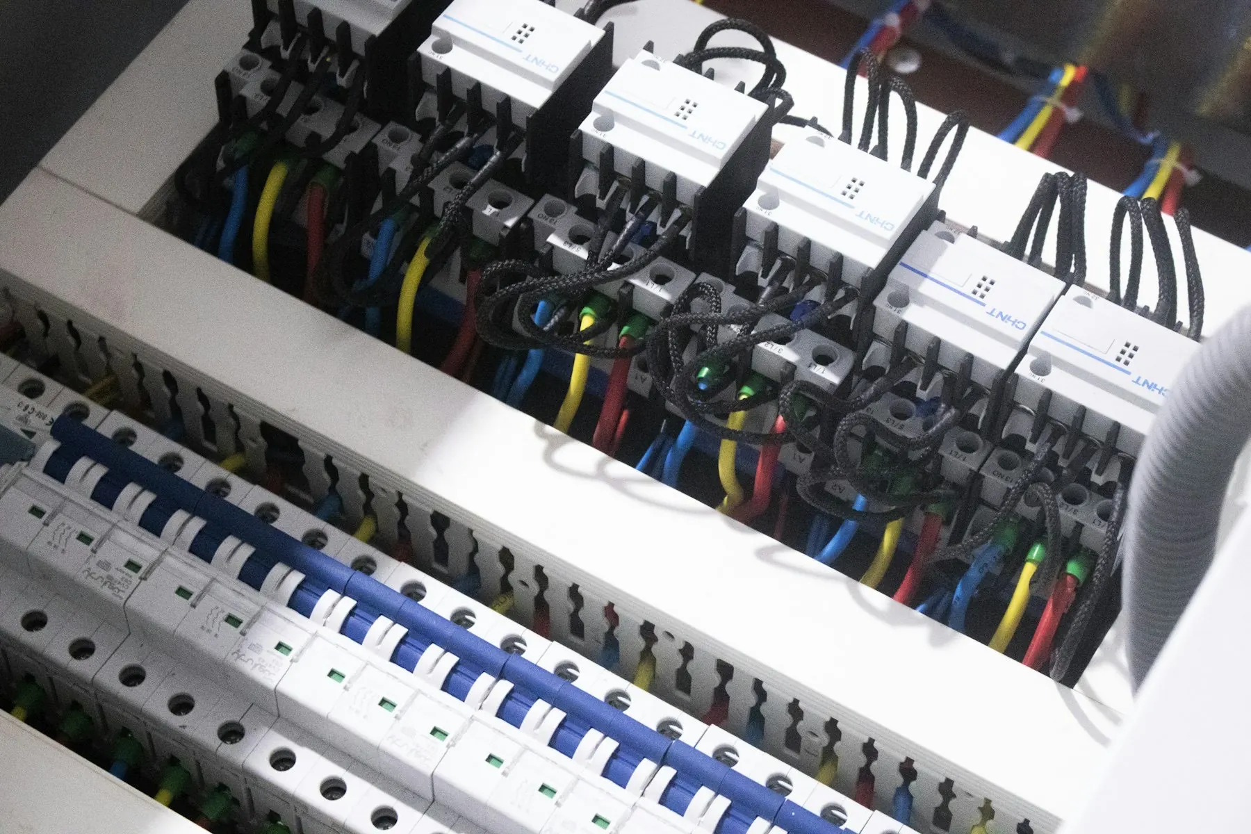 Kabelbündel in einem geöffneten Schaltkasten