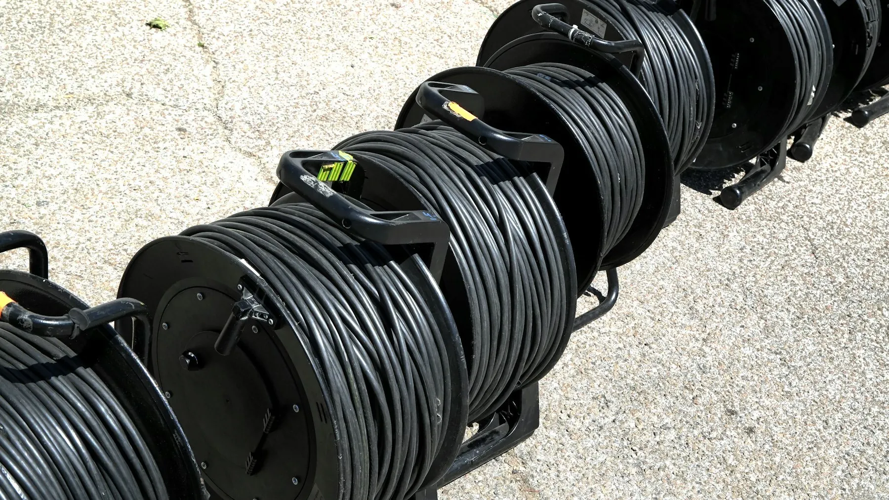 Mehrere große Kabelspulen auf einer Betonfläche