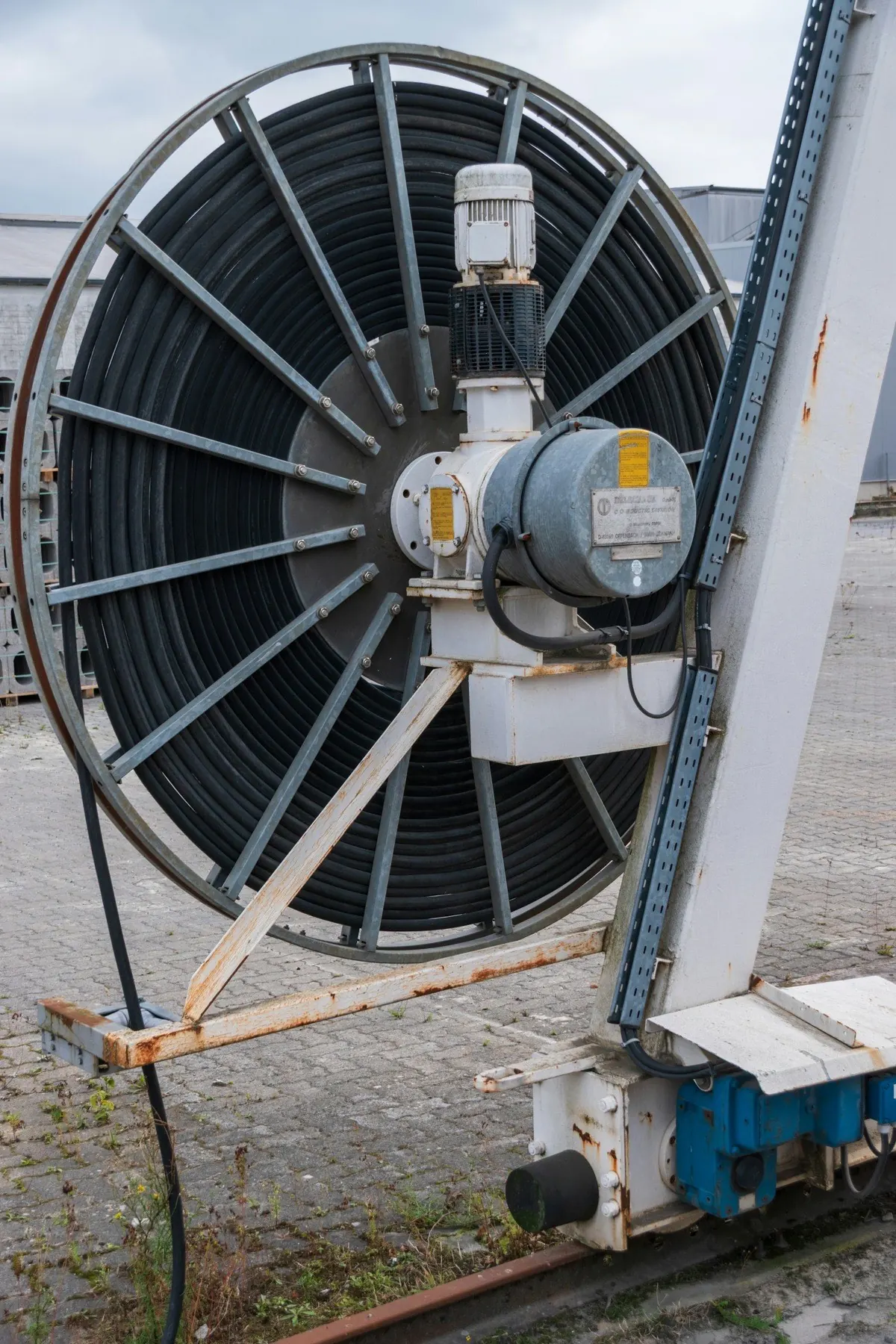 Große Industrietrommel mit aufgewickeltem Kabel in einer Halle