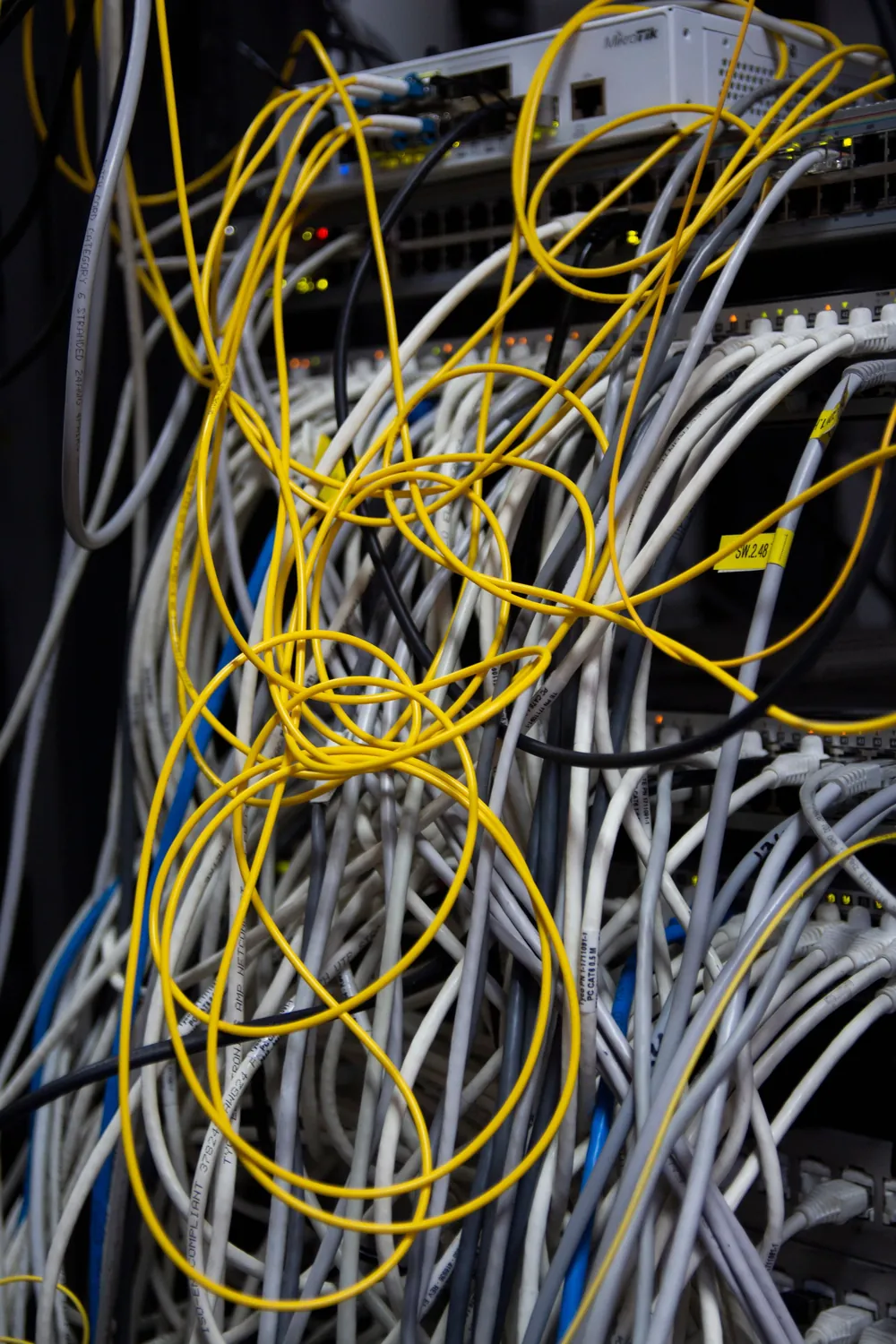 Gelbe und graue Netzwerkkabel, durcheinander