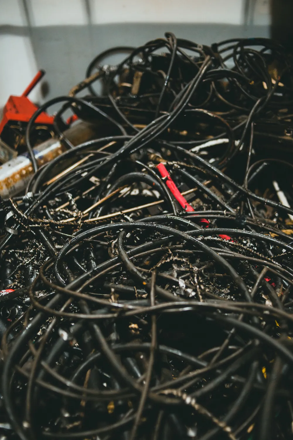 Ein Haufen schwarzer, isolierter Kabel