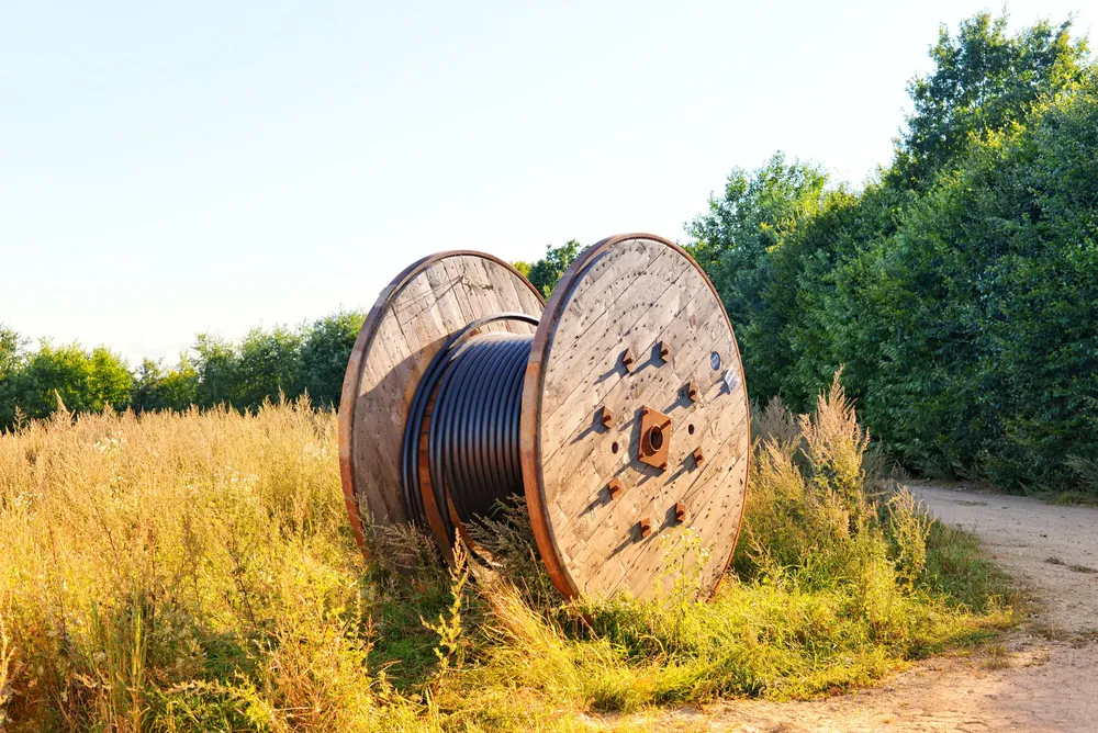 Kabeltrommel aus Holz mit aufgewickeltem Kabel